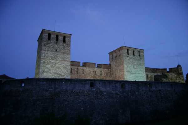 Крепостта през нощта